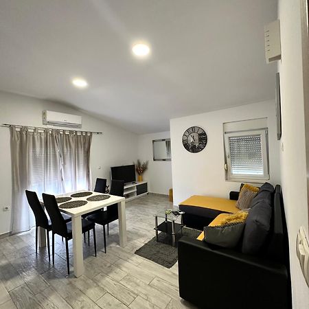 Appartamento Apartman Nela Kaštel Sućurac Esterno foto
