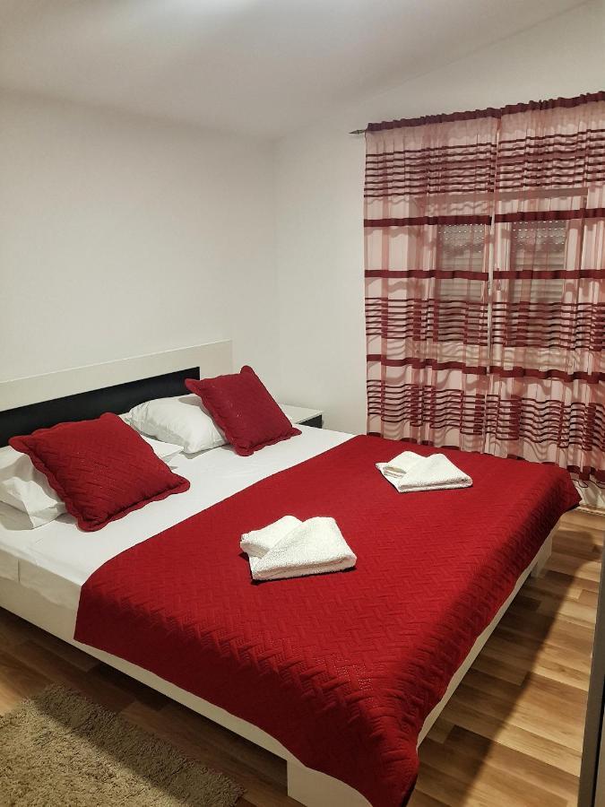 Appartamento Apartman Nela Kaštel Sućurac Esterno foto