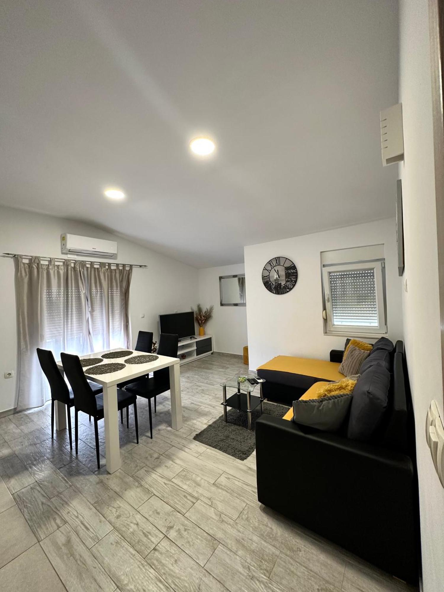 Appartamento Apartman Nela Kaštel Sućurac Esterno foto