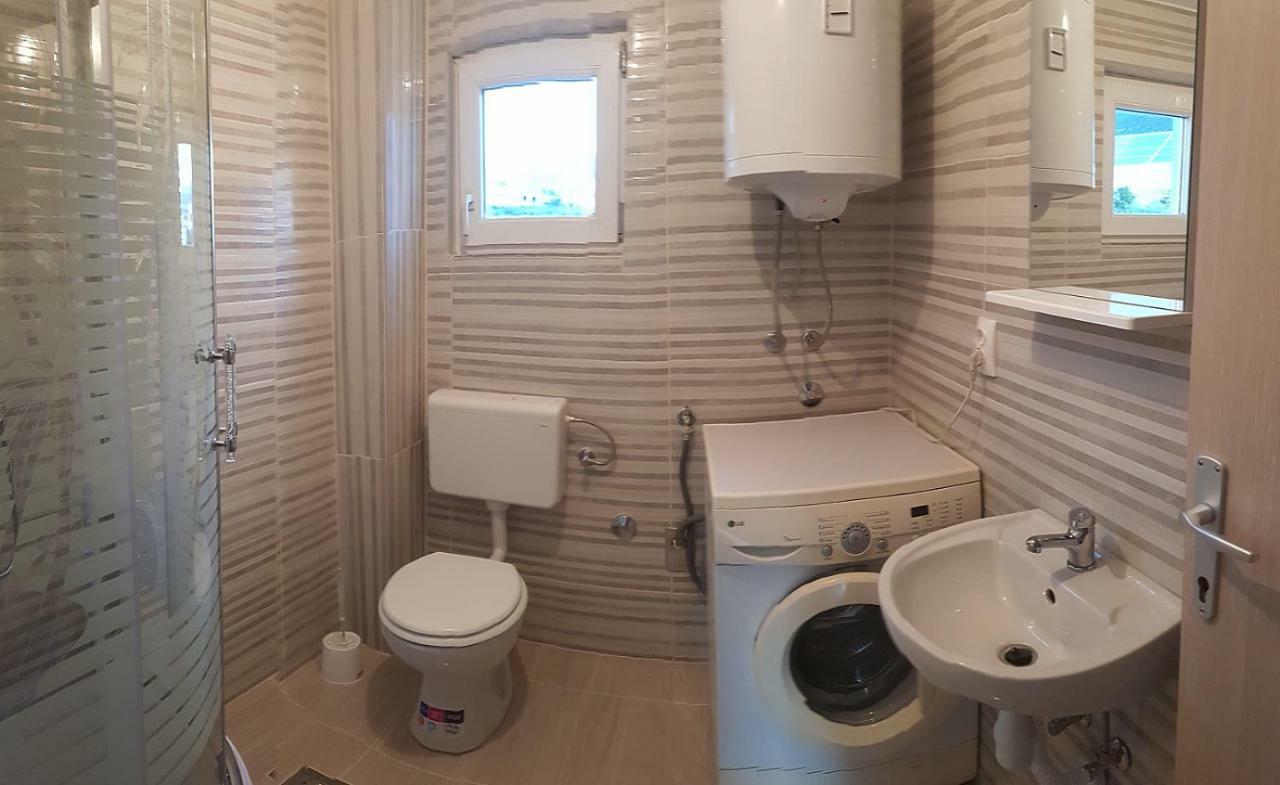 Appartamento Apartman Nela Kaštel Sućurac Esterno foto